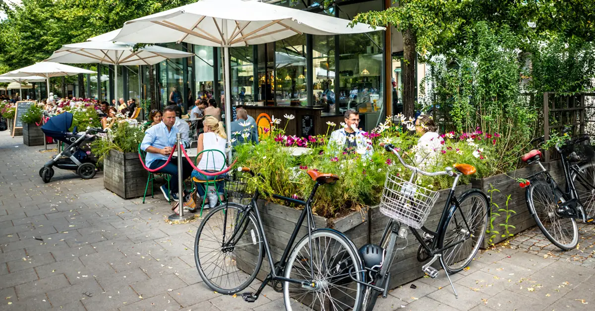 Uteservering med parasoll och cyklar bredvid