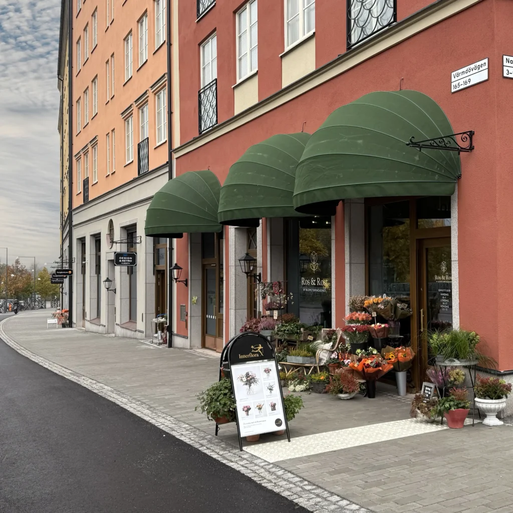 Stadshuskvarteren - bottenvåningar på Värmdövägen